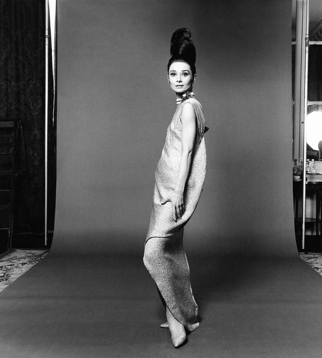 Muza Givenchy Audrey Hepburn w jego projekcie w „Vogue”, 1963 rok / (Fot. Getty Images)