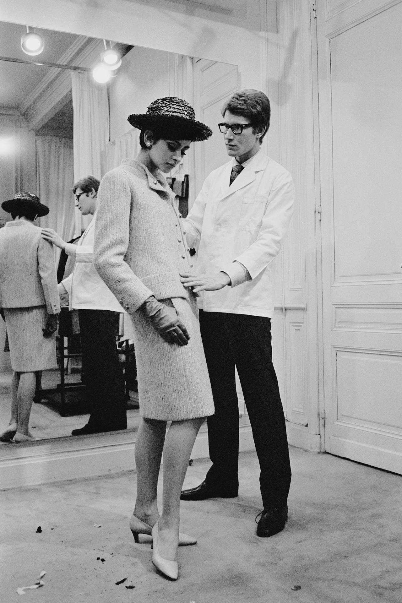 Yves Saint Laurent z modelką, 1965 rok  (Fot. Getty Images)