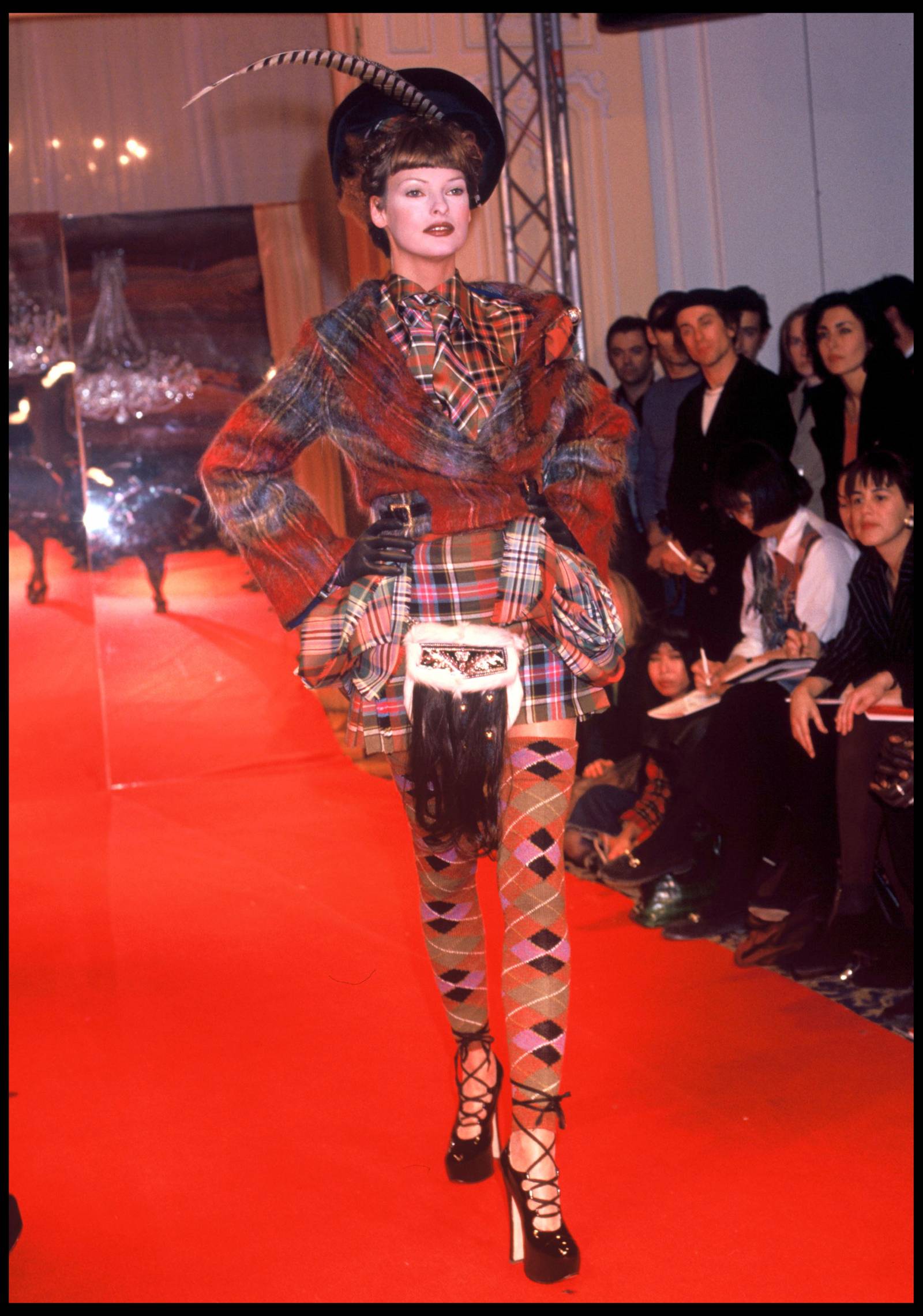 Linda Evangelista na pokazie Vivienne Westwood jesień-zima 1992-1993 / Fot. Bertrand Rindoff Petroff, Getty Images