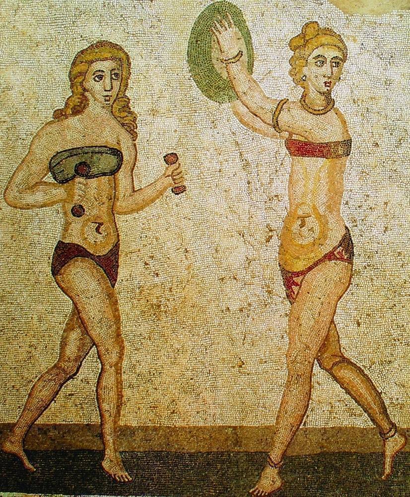 Antyczna mozaika przedstawiająca kobiety w bikini ćwiczące w gimnazjonie.
