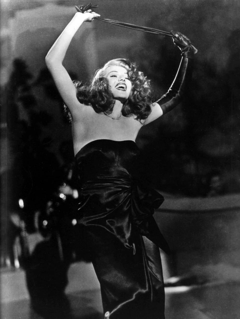 Suknia z operowymi rękawiczkami Rity Hayworth z „Gildy” (Fot. Columbia Pictures Corporation/Collection Christophel/East News)