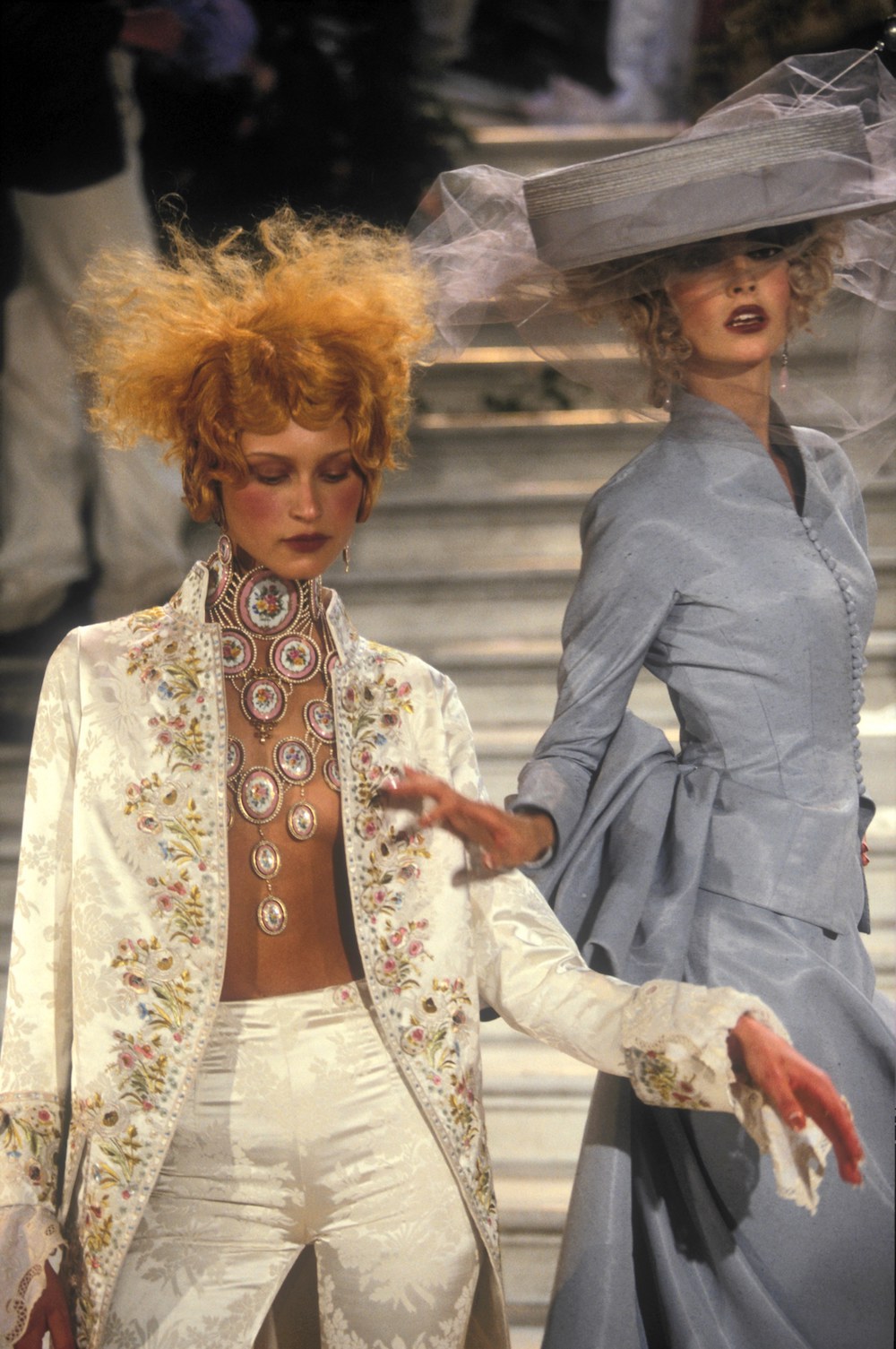 Natalia Semanova i Eugenia Silva, Dior haute couture wiosna/lato 1998 (Fot. Guy Marineau)