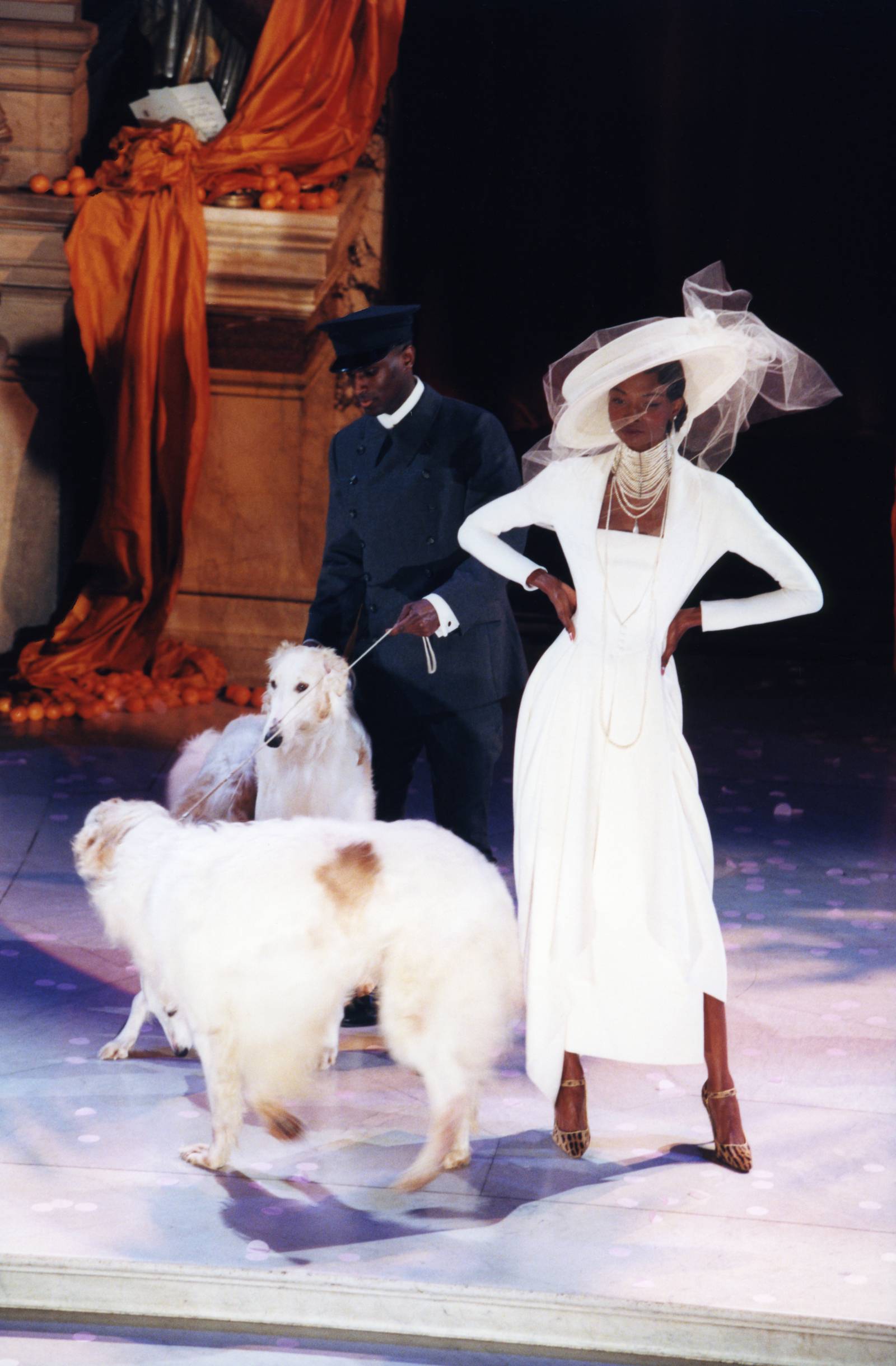 Debra Shaw w asyście szofera i chartów, Dior haute couture wiosna/lato 1998 (Fot. Getty Images)