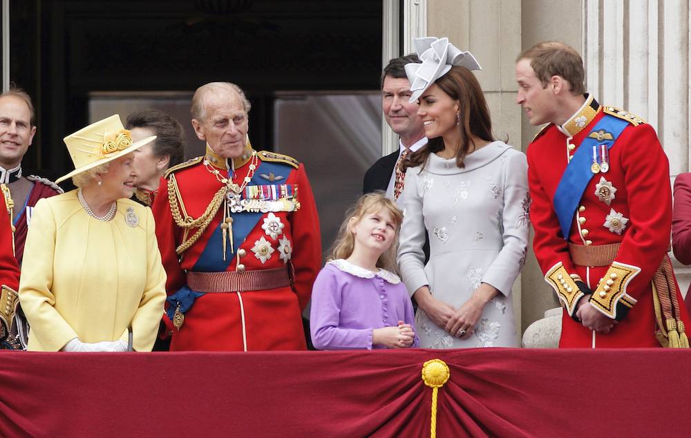 Od lewej: królowa Elżbieta II, książę Filip, Ludwika Mountbatten-Windsor, księżna Kate, książę William w 2012 roku (Fot. Getty Images)