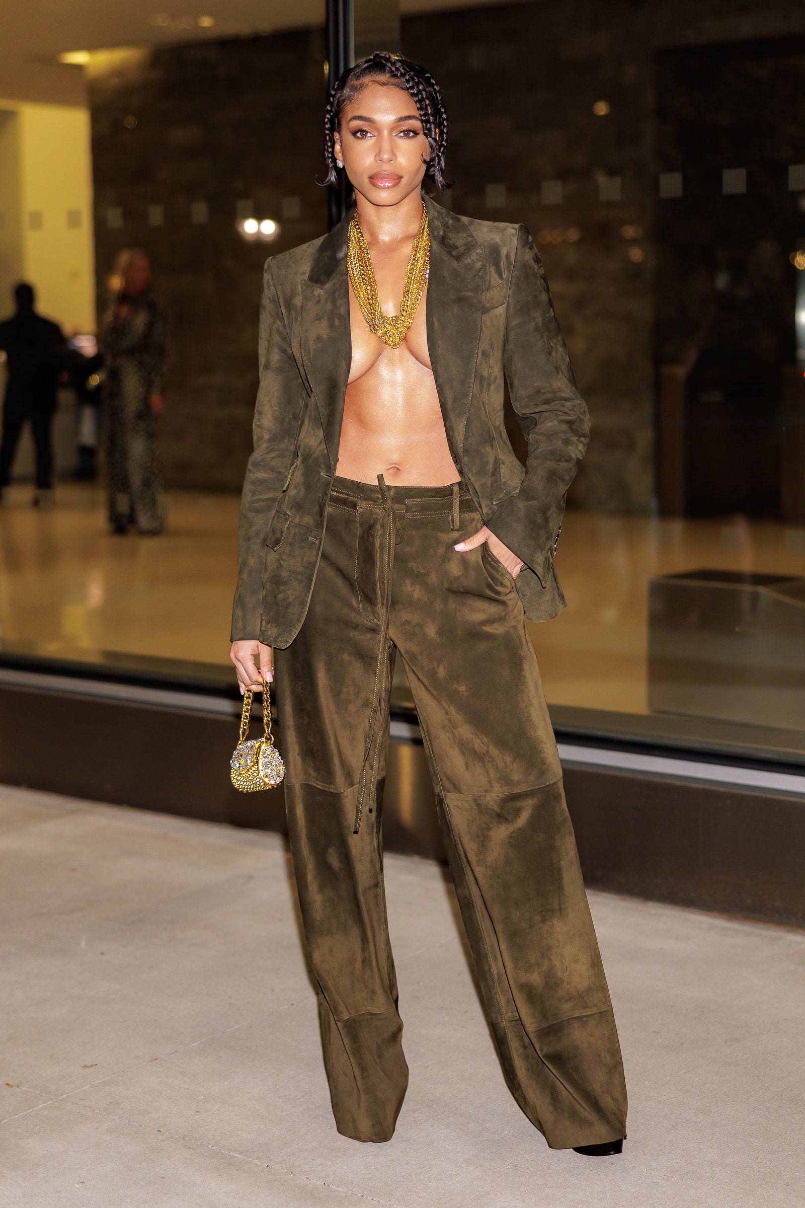 Alexandra Daddario w garniturze z domu mody Michael Kors (Fot. Getty Images)