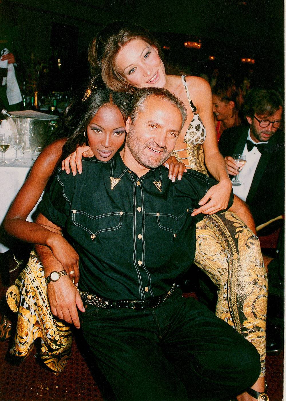 Carla Bruni, Naomi Campbell i Gianni Versace w 1992 roku (Fot. Getty Images)