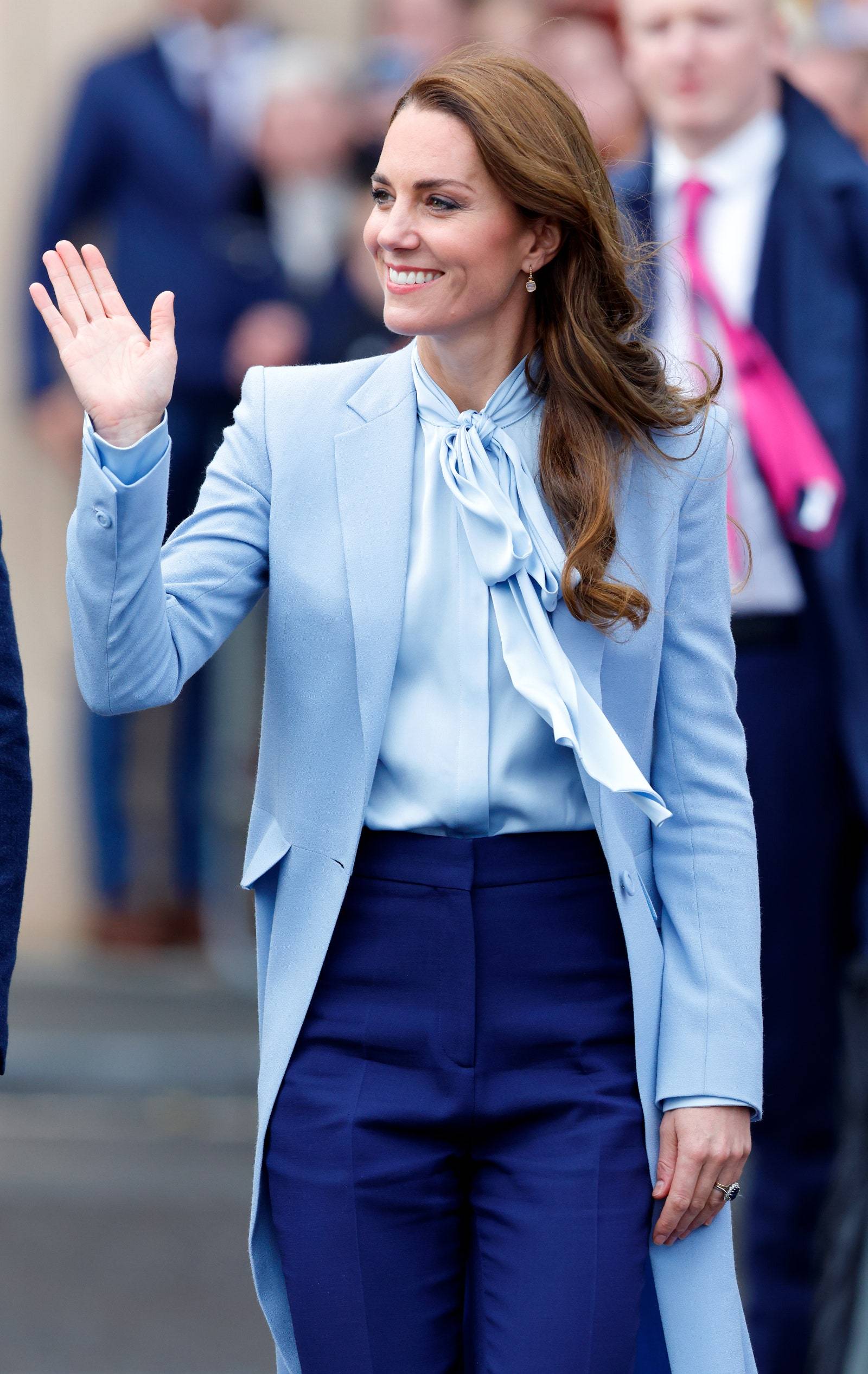 Bluzka z kokardą wiązaną pod szyją wciąż jest podstawą garderoby księżnej Kate (Fot. Getty Images)