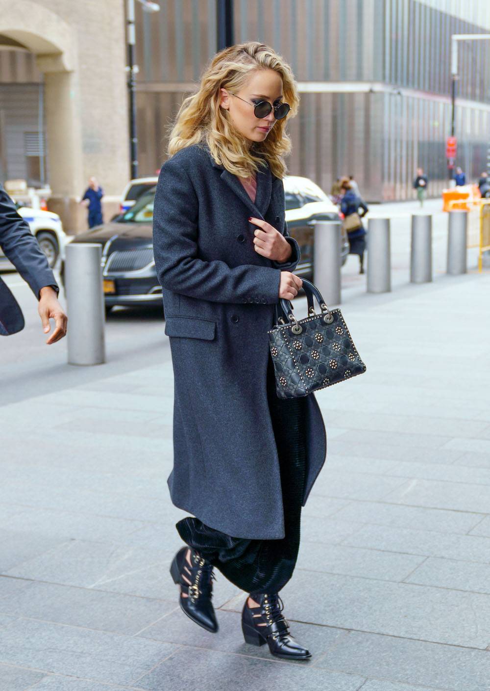 Jennifer Lawrence w butach Chloé (Fot. Getty Images)