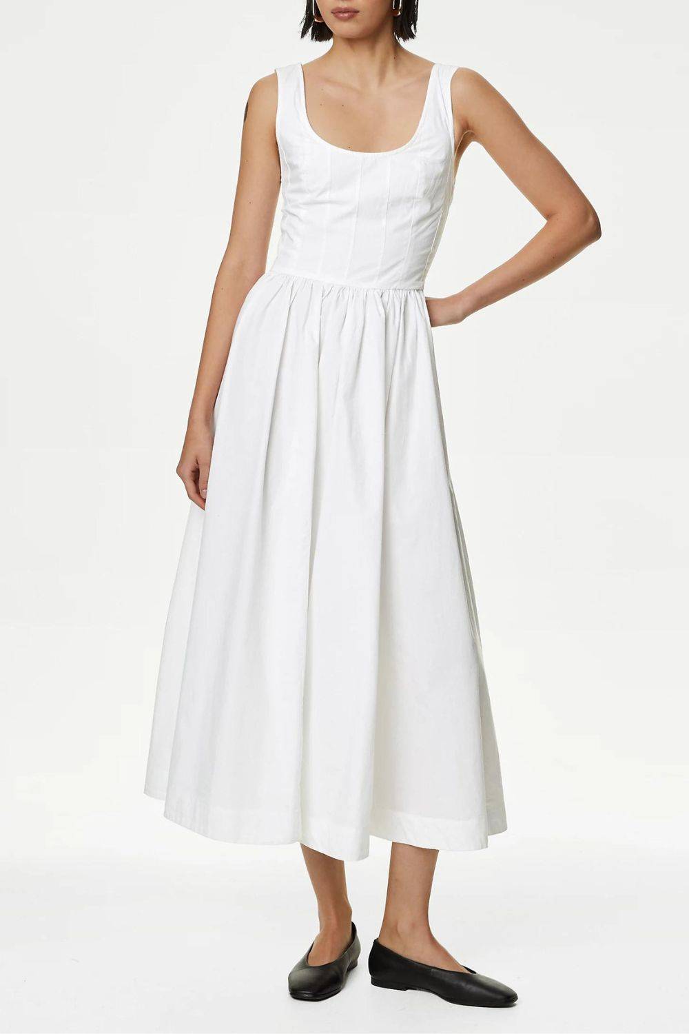 Biała sukienka minimalistyczna, Marks & Spencer, 230 zł (Fot. materiały prasowe)