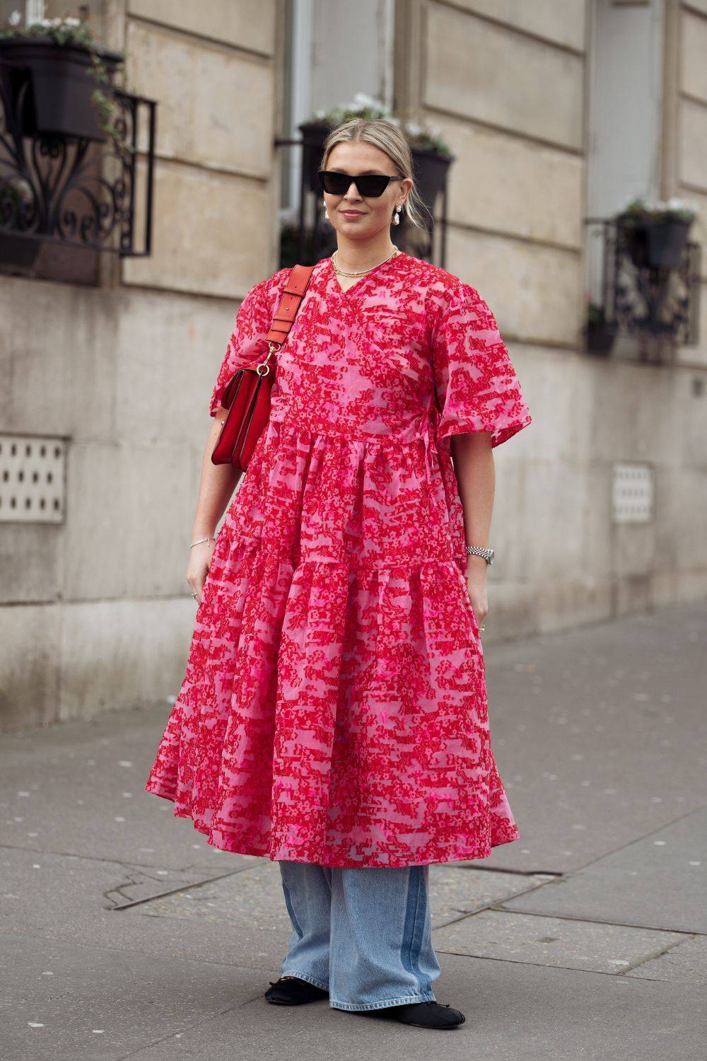 Zamiast w chłodne dni nosić rajstopy do sukienki, wypróbujcie romantyczne sukienki w duecie z jeansami (Fot. Getty Images)