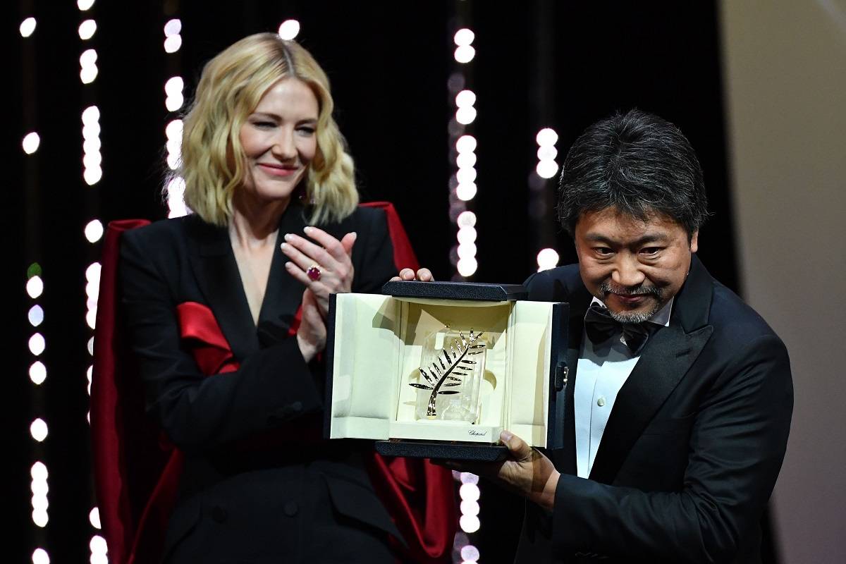  Hirokazu Kore-Eda odbiera Złotą Palmę z rąk Cate Blanchett