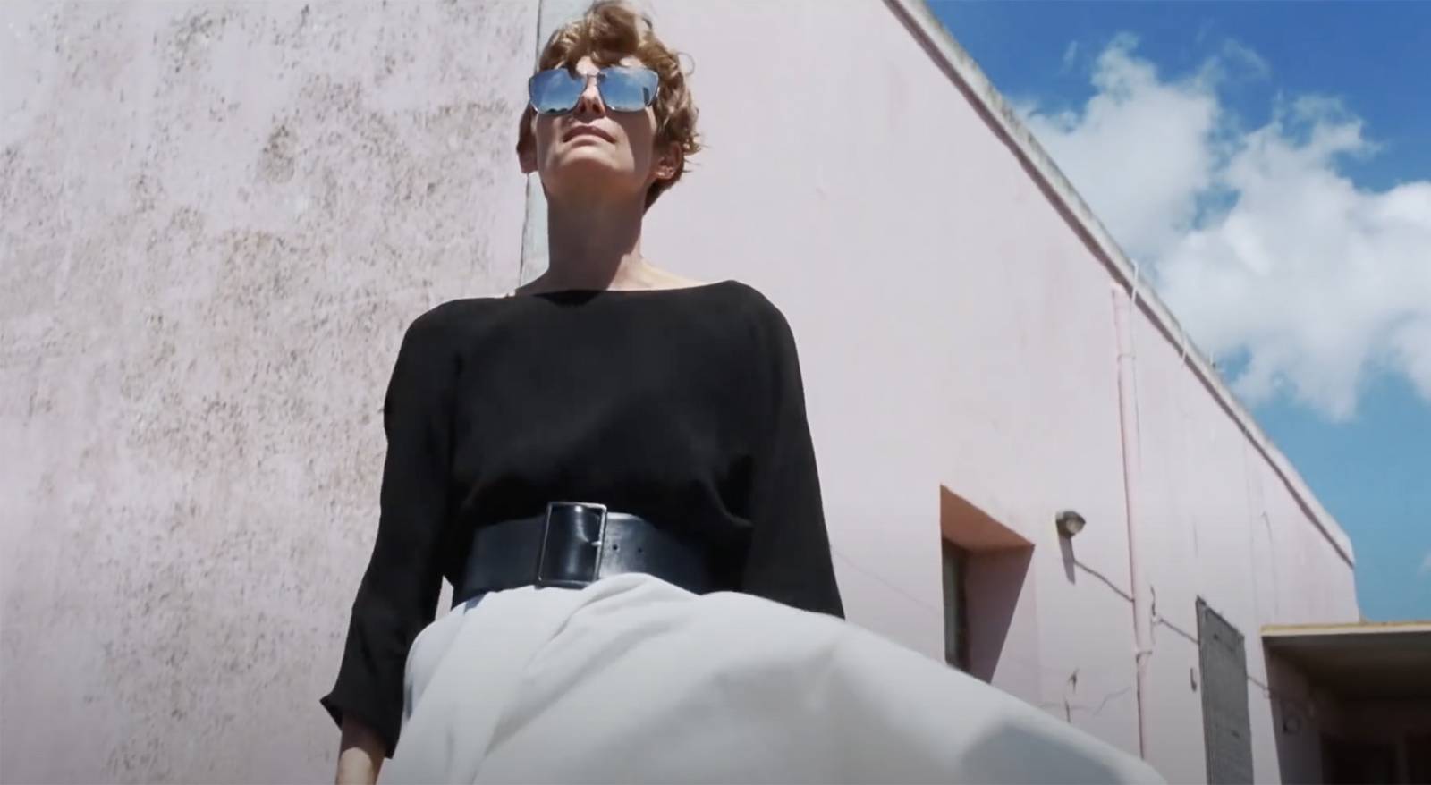 Tilda Swinton ubrana w projekty Rafa Simonsa dla Diora w filmie Nienasyceni (Fot. Materiały prasowe)