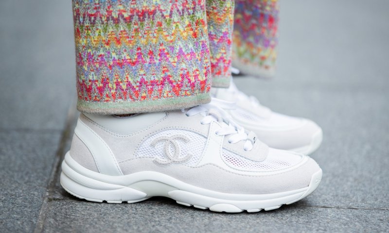 14 najmodniejszych modeli białych sneakersów idealnych na lato 2023