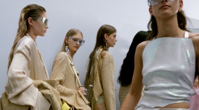 Acne Studios wiosna-lato 2021: Dużo znaczy dobrze