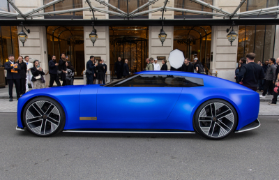 Motoryzacyjna rewolucja na Paris Fashion Week. Za kierownicą Barry Keoghan
