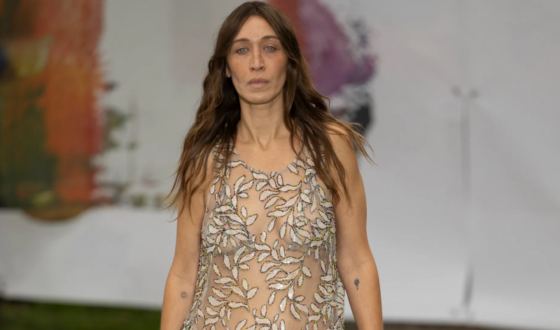 Alana Hadid po czterdziestce zadebiutowała na wybiegu 