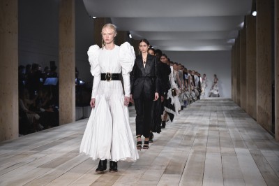 Alexander McQueen wiosna-lato 2020: Piękna znaczy zrównoważona 