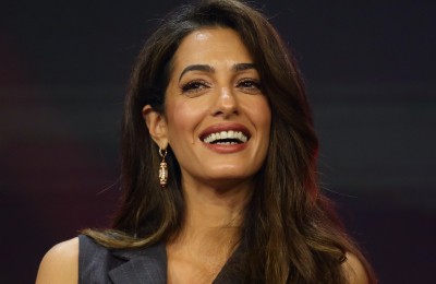 Amal Clooney w zaskakującej stylizacji we Włoszech