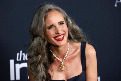 Andie MacDowell z burzą siwych włosów i czerwoną szminką na ustach