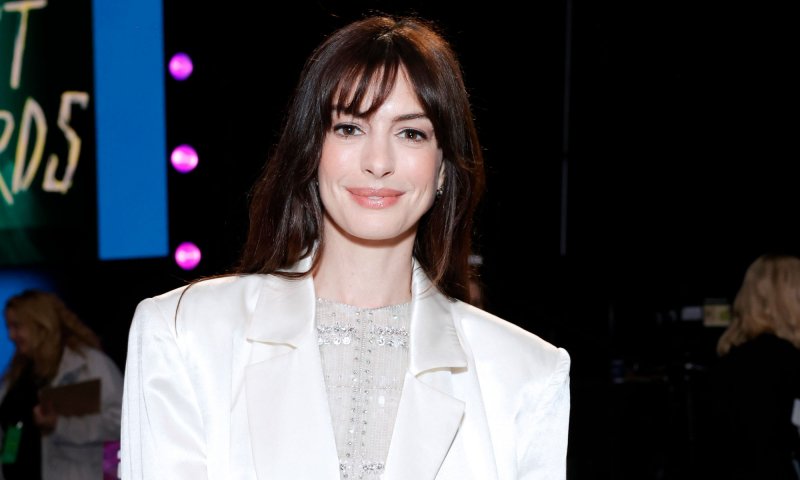 Anne Hathaway odczarowuje babcine klapki na korku w stylizacji boho