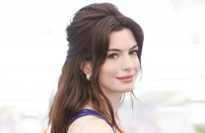 Anne Hathaway w koszulowym total looku