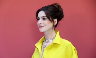 Anne Hathaway w żółtej kreacji Valentino na evencie Bvlgari 