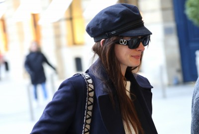 Anne Hathaway w total looku Valentino podczas tygodnia mody w Paryżu