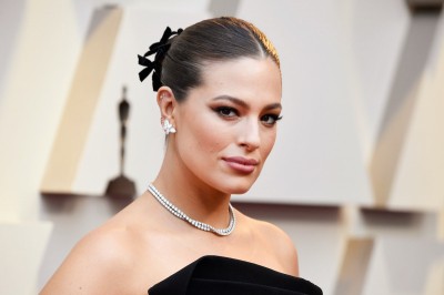 Ashley Graham z dumą prezentuje ciążowe rozstępy