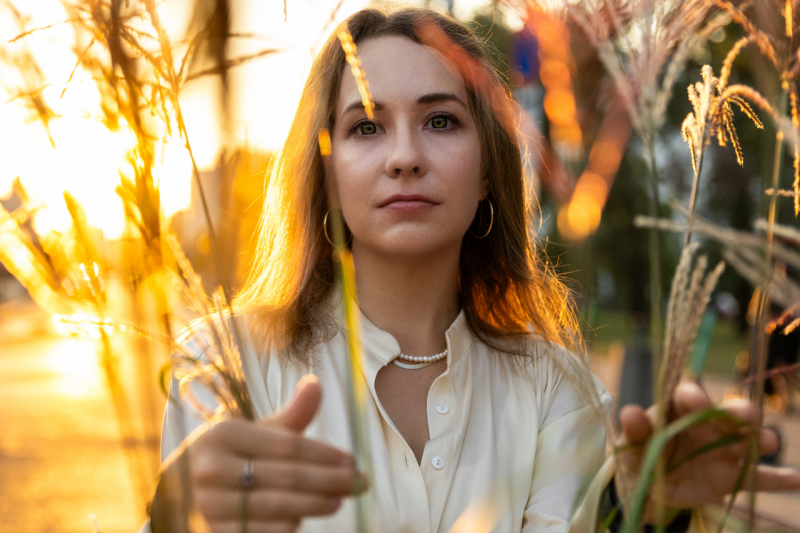 Pisarka Weronika Murek swój literacki autoportret kreśli na plaży 