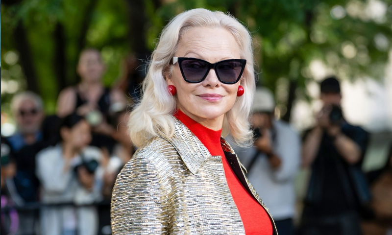 Pamela Anderson odczarowuje „babciną” spódnicę ołówkową w kwiatowy wzór