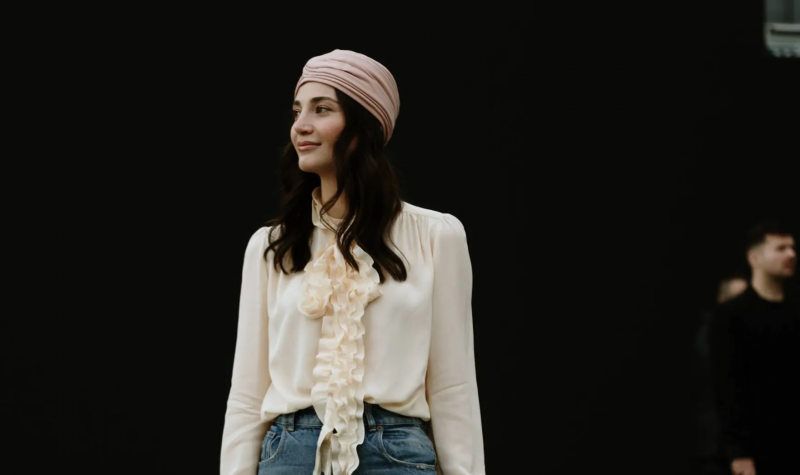 Paryżanki luźne baggy jeans zestawiają z eleganckimi butami w szpic
