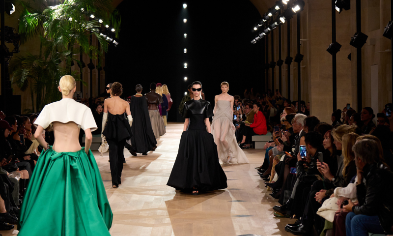 Pierpaolo Piccioli w kolekcji Balenciagi zachwyca wieczorowymi sukniami i przywraca do łask crop topy
