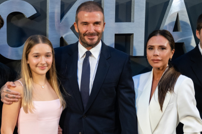 Sukienki w kolorze granatowym typu slip dress wyborem Victorii i Harper Beckham