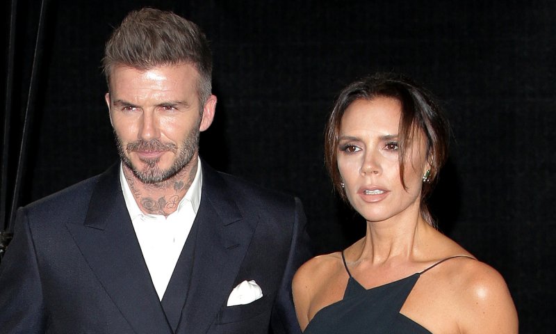 Victoria i David Beckhamowie w stylizacjach jak z lat 2000.