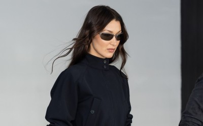 Bella Hadid po mistrzowsku stylizuje rybaczki i klapki na obcasie