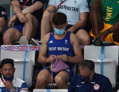 Brytyjski mistrz w skokach do wody robi na drutach podczas Igrzysk Olimpijskich w Tokio