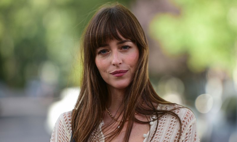 Dakota Johnson w stylizacji na letnią randkę: lazurowej sukience i sandałach
