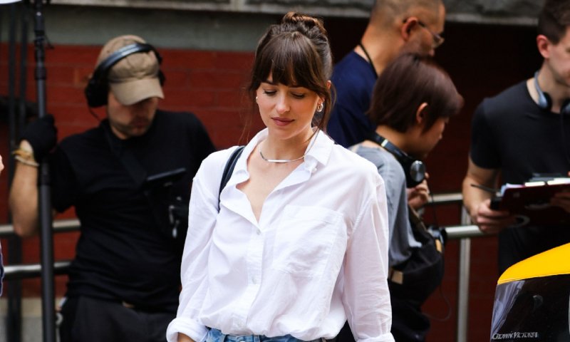Dakota Johnson i Cindy Crawford noszą jeansy i koszulę na lato 2024 roku