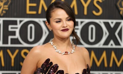 Selena Gomez w naked dress w odcieniu czerwonego wina na rozdaniu nagród Emmy 2024