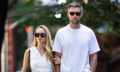 Jennifer Lawrence w mistrzowski sposób zestawia wakacyjne sandały i garniturową kamizelkę 