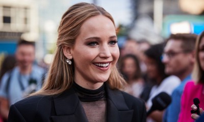 Jennifer Lawrence w sukience midi na ślubie przyjaciółki