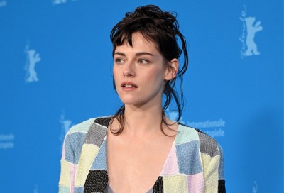 Cieliste podkolanówki i mokasyny? Kristen Stewart zaskakuje na Berlinale