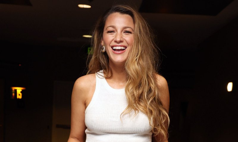 Wiralowe jeansowe spodnie z dziurami Blake Lively to stylowa propozycja na upalne dni