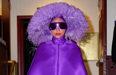 Inspirująca stylizacja: Lady Gaga w pierzastym kapeluszu