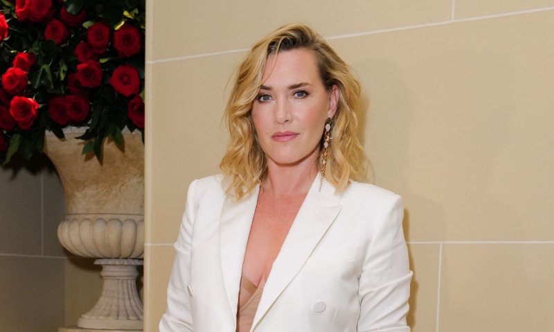 Kate Winslet powraca na czerwony dywan w awangardowym smokingu