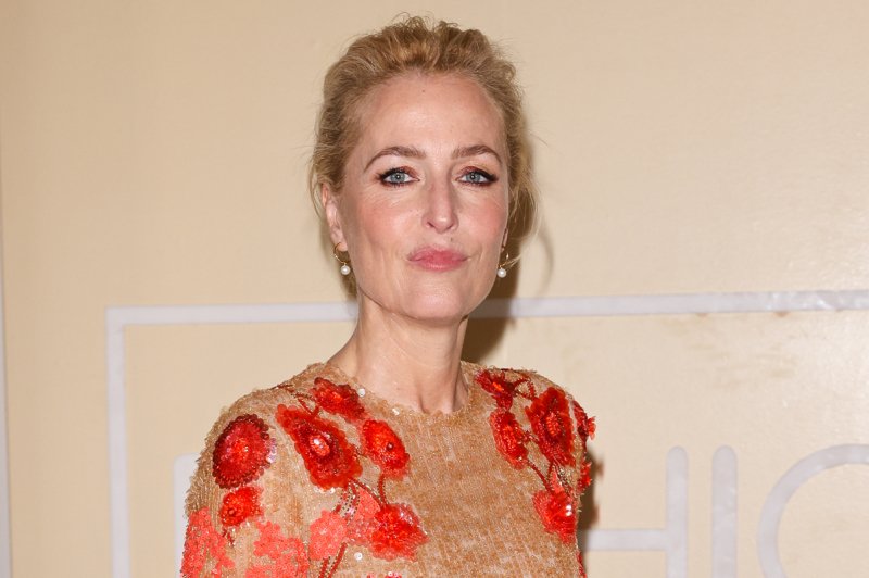 Gillian Anderson olśniewa w karmelowej sukni od Valentino