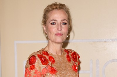 Gillian Anderson olśniewa w karmelowej sukni od Valentino