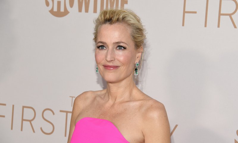 Gillian Anderson w ulubionym fasonie sukienki z odkrytymi ramionami w białym kolorze