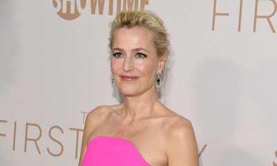 Gillian Anderson w ulubionym fasonie sukienki z odkrytymi ramionami w białym kolorze