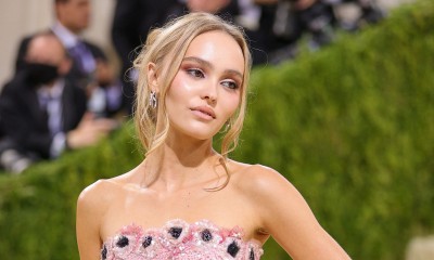 W stylizacji Lily-Rose Depp to nie naked dress, a ekscentryczne dodatki grają pierwszoplanową rolę